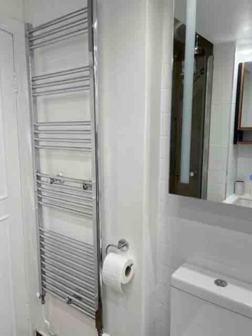Kensington With 2 Bedrooms 1 Living And Patio * Londra