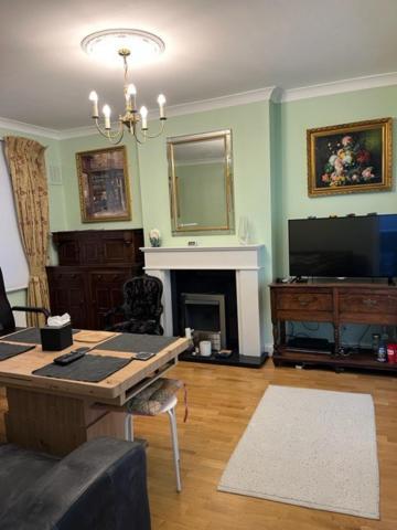 Kensington With 2 Bedrooms 1 Living And Patio * Londra