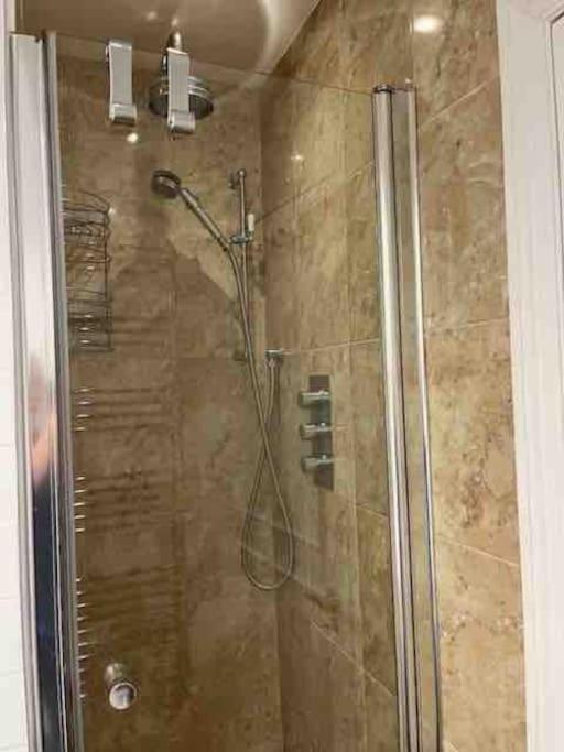 Kensington With 2 Bedrooms 1 Living And Patio * Londra